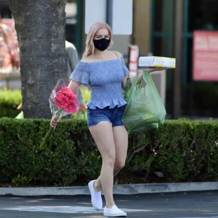 Ariel Winter Shows Off her New Pinkish Hair While Carrying a Cake and Flowers