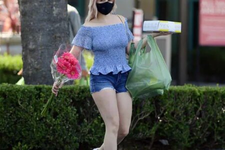 Ariel Winter Shows Off her New Pinkish Hair While Carrying a Cake and Flowers