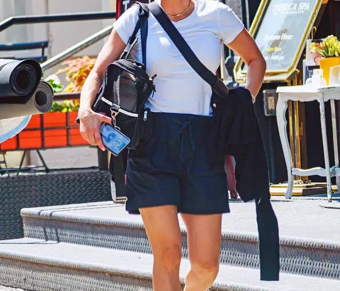 Kaley Cuoco and Her Sister Briana at the Cafe in NYC