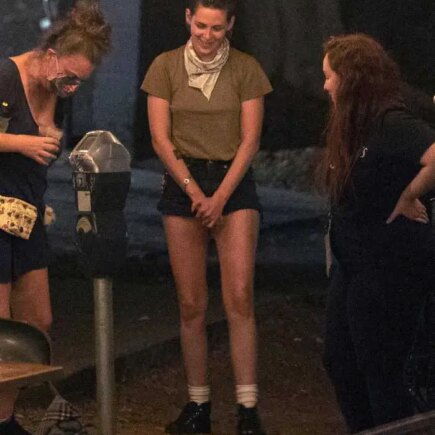 Kristen Stewart Enjoyed a Late Dinner Chatting with her Girlfriends in LA