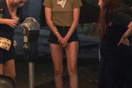 Kristen Stewart Enjoyed a Late Dinner Chatting with her Girlfriends in LA