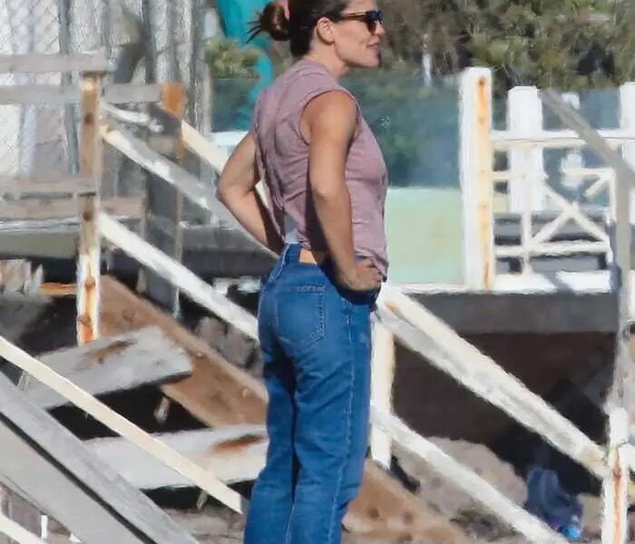 Jennifer Garner on the Beach in Malibu with Friends