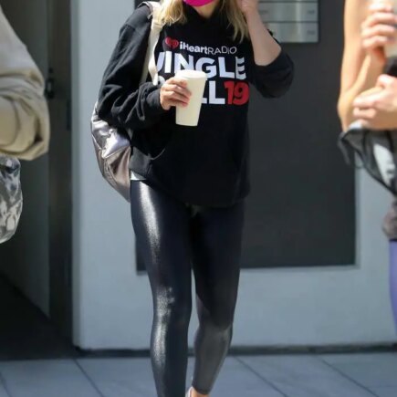 Sarah Michelle Gellar with Friends Outside Blue Bottle Store in Santa Monica