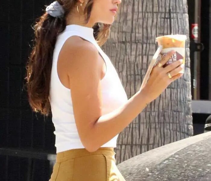 Eiza Gonzalez Showcases her Excellent Shape while Grabbing Coffee