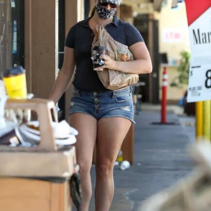 Lana Del Rey in Daisy Dukes outside 7-Eleven in LA