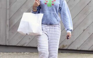 Scarlett Johansson in Sweats Stepped Out to Grab a Breakfast