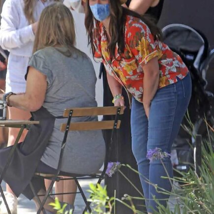 Jennifer Love Hewitt Enjoy a Shaved Ice Party in her Front Yard