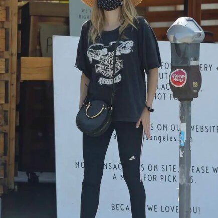 Emma Roberts Covers Up her Baby Bump with an Oversized T-shirt