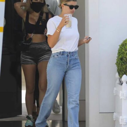 Sofia Richie Grabs Smoothies with a Gal Pal in Malibu