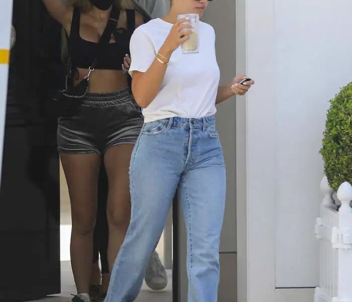 Sofia Richie Grabs Smoothies with a Gal Pal in Malibu