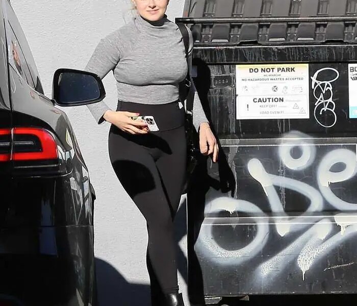 Ariel Winter in a Gray Turtleneck Out in LA With Her BF