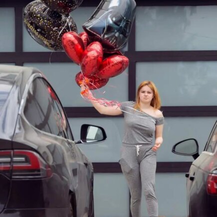Ariel Winter with Balloons Designs a Drive-by Party for Her BF