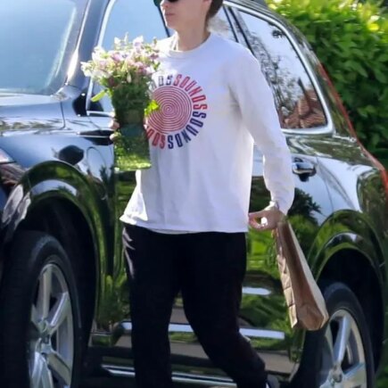 Rooney Mara Carries Flowers to Older Sister for her First Mother’s Day