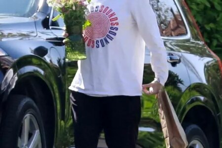 Rooney Mara Carries Flowers to Older Sister for her First Mother’s Day