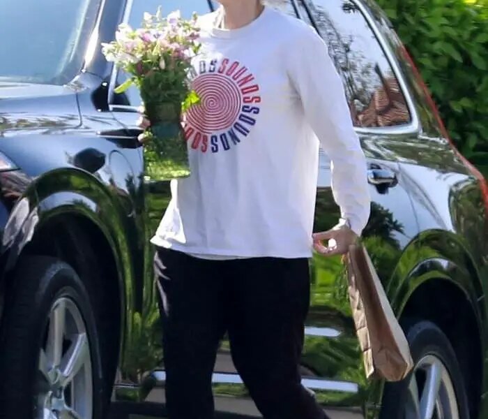 Rooney Mara Carries Flowers to Older Sister for her First Mother’s Day