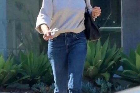 Cindy Crawford Makes a Quick Visit to Her Malibu Cafe