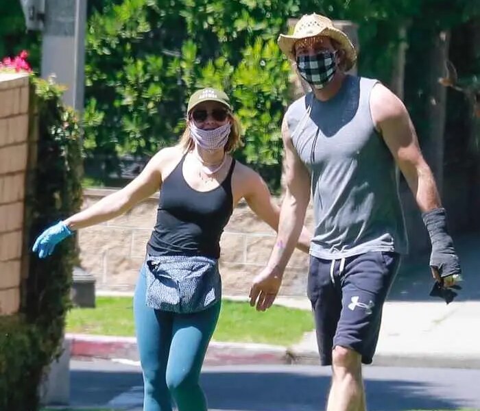 Kristen Bell and Dax Shepard Looking Flirty During Walk in LA