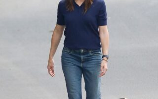 Jennifer Garner Goes For a Walk in LA With Daughter