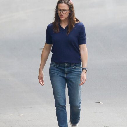 Jennifer Garner Goes For a Walk in LA With Daughter