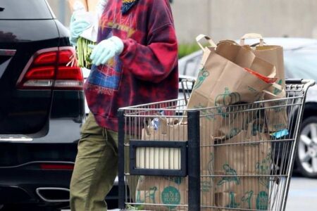 Eiza Gonzalez Wearing a Bandana While Shopping at Grocery Store