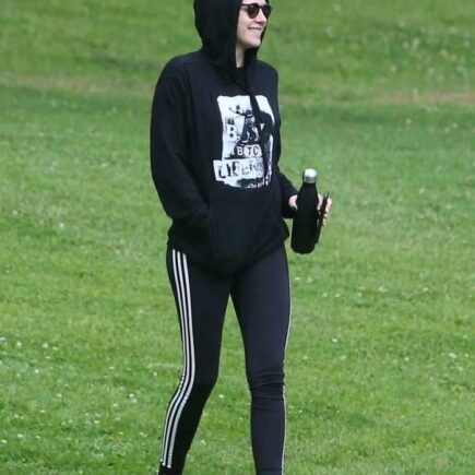 Kristen Stewart Relaxing with Friends at the Park in Los Feliz