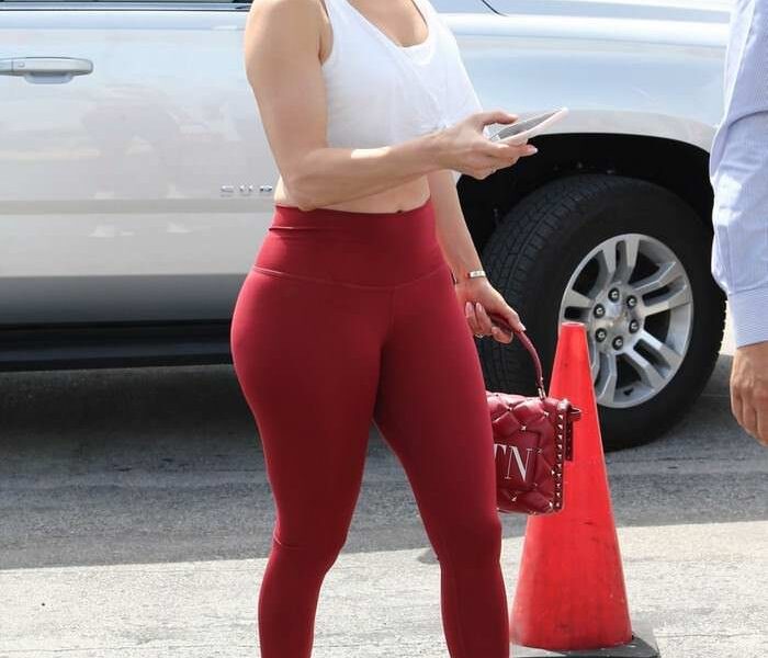 Jennifer Lopez in Dark Red Leggings Arrives at the Gym in Miami