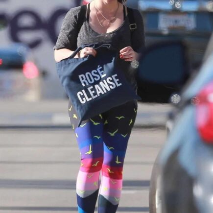 Jennifer Love Hewitt Flaunts Gym-Ready Look in Vibrant Leggings and Gray Top