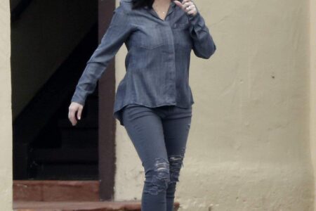 Jennifer Love Hewitt Rocks Malibu Style in All-Denim Ensemble