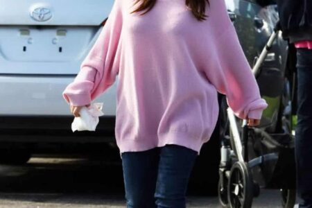 Jennifer Love Hewitt Shines in Makeup-Free Look and Cozy Pink Sweater