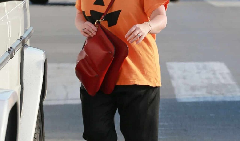 Jennifer Love Hewitt Flaunts Relaxed Fashion Sense in Halloween-Themed Outfit