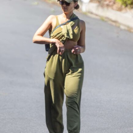 Jessica Alba Sizzles in Green Athletic Wear on a Hike in Los Angeles