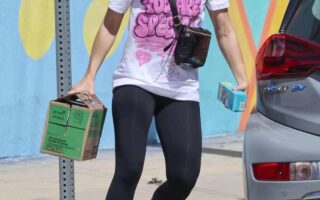 Kristen Bell Shows Off an Effortlessly Casual Style while Shopping in LA