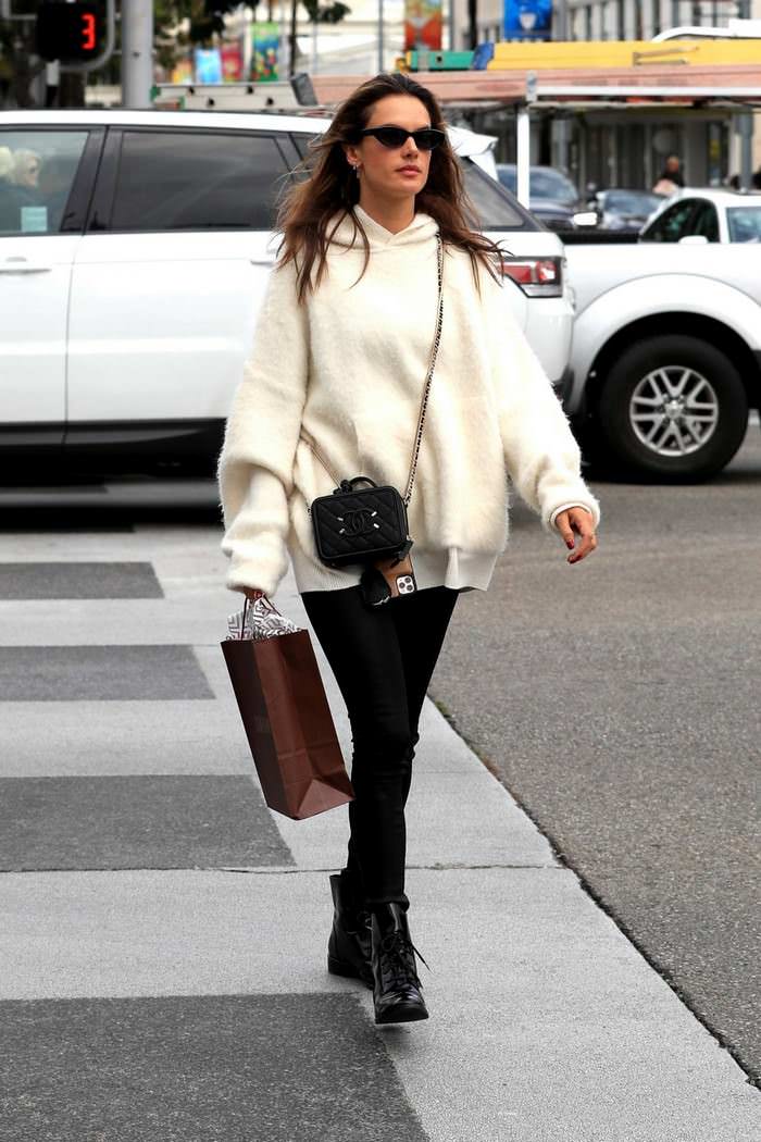 alessandra ambrosio last minute christmas shopping 1