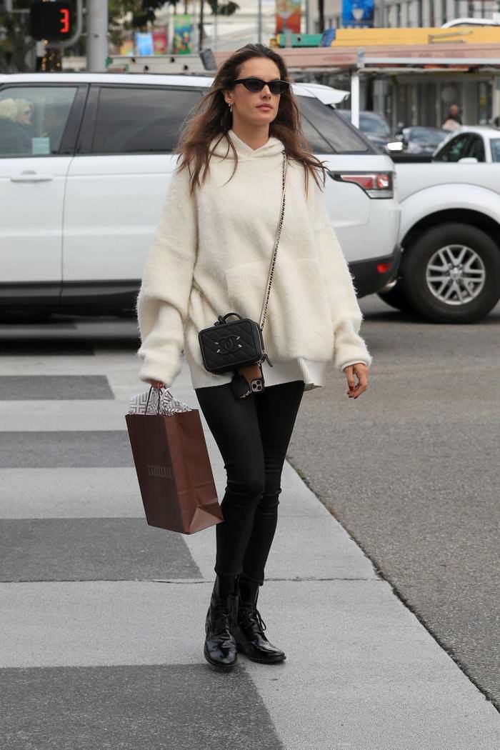 alessandra ambrosio last minute christmas shopping 2