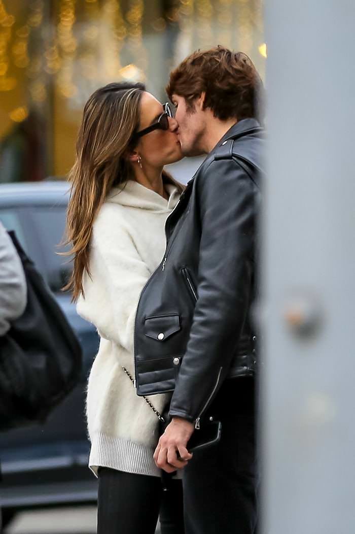 alessandra ambrosio last minute christmas shopping 3