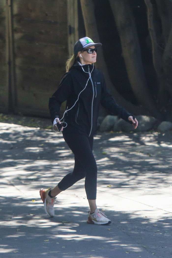ali larter takes a hike through the pacific palisades 4