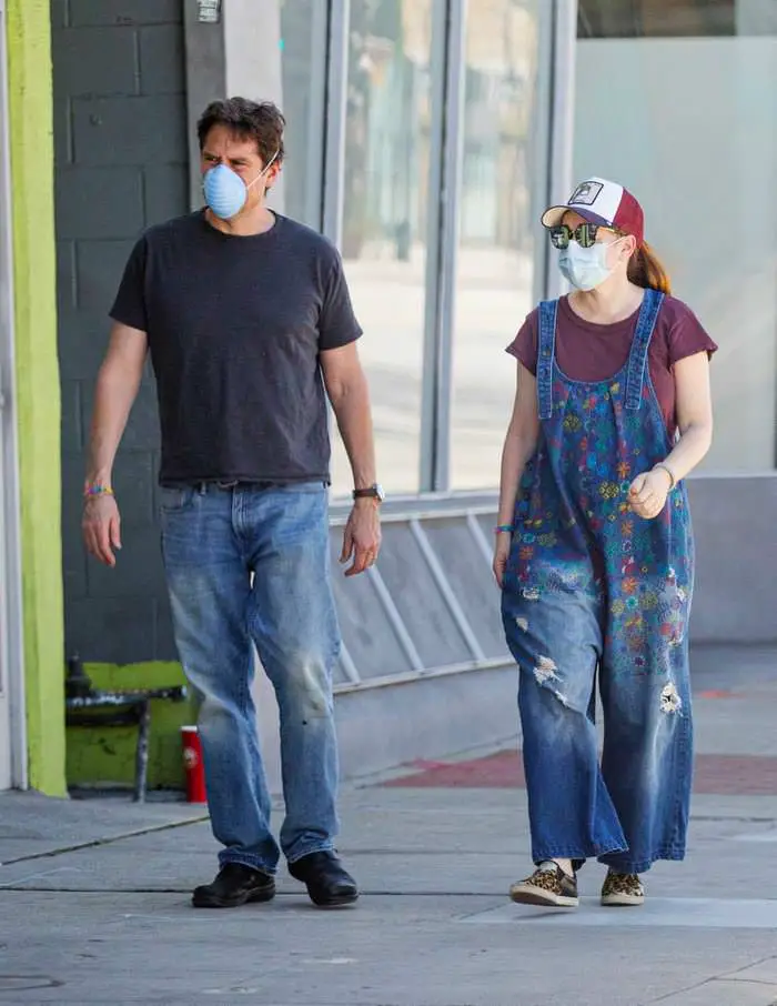 alyson hannigan in oversized overalls step out for supplies 3