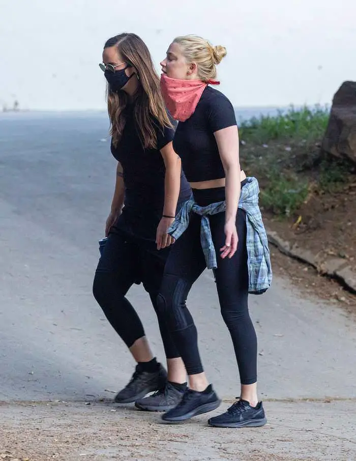 amber heard goes braless to hike in griffith park with friend 3