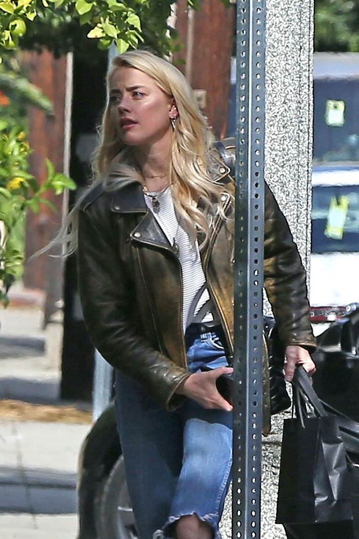 amber heard in ripped blue jeans arrives at her home in los angeles 1
