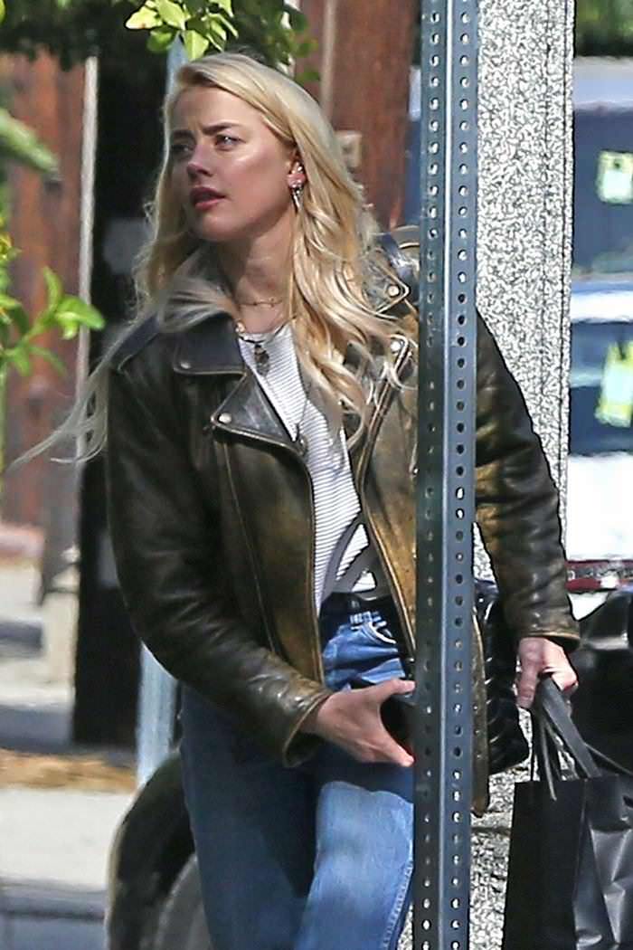 amber heard in ripped blue jeans arrives at her home in los angeles 2