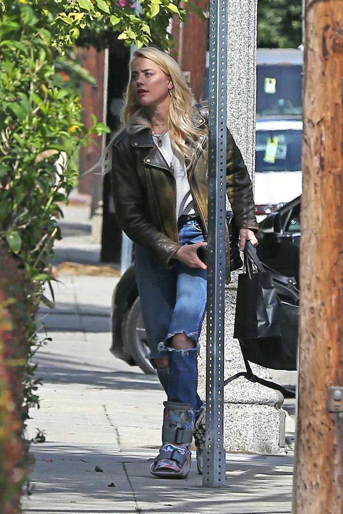 amber heard in ripped blue jeans arrives at her home in los angeles 3