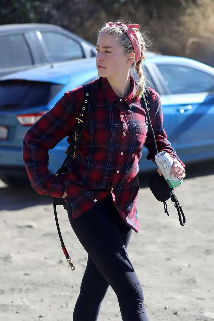 amber heard went for a hike in los angeles with a friend 4