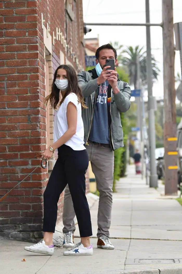 ana de armas and ben affleck out in relaxed stroll with her dog 5