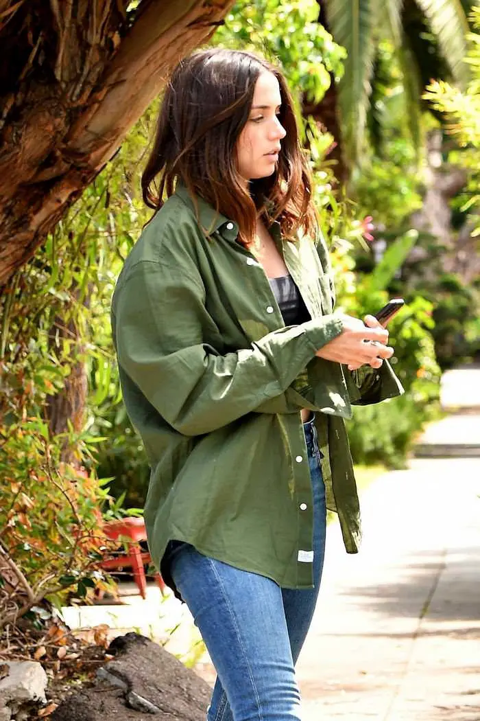 ana de armas looks effortlessly chic while running errands 2