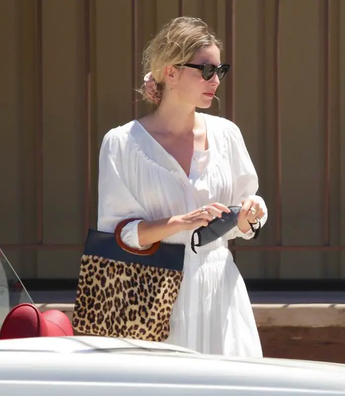 annabelle wallis grabs coffee to go while her bf waits in the car 1