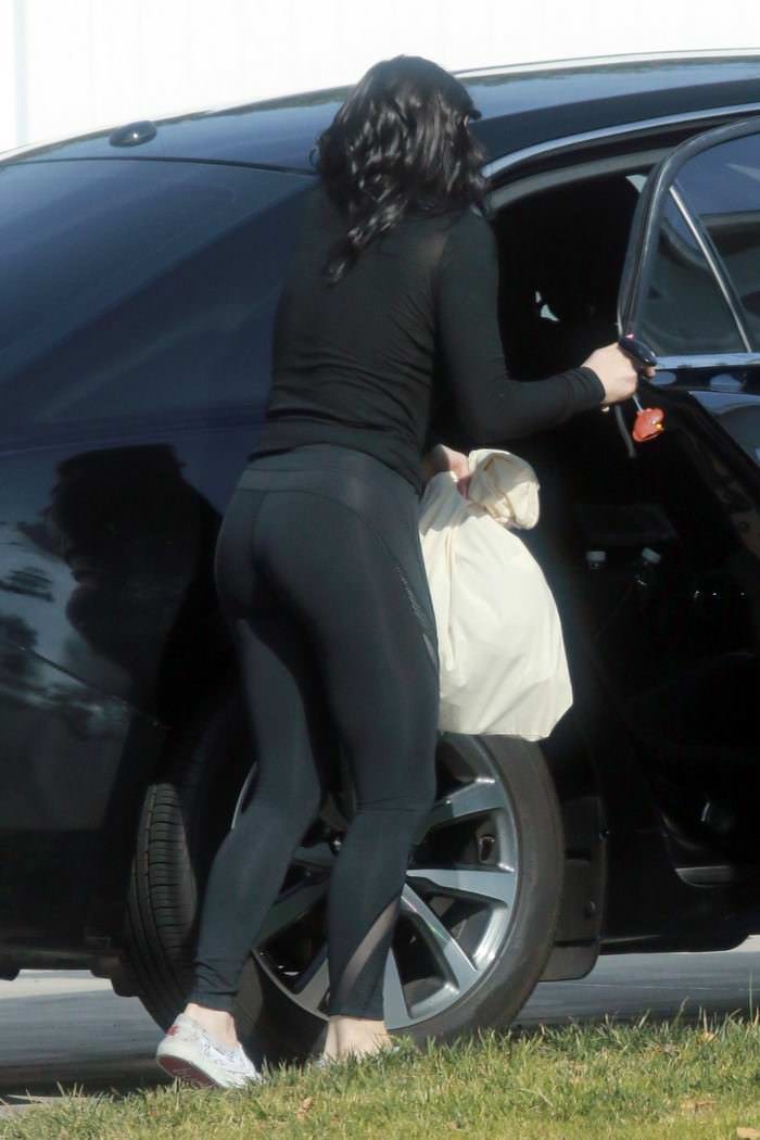 ariel winter booty in spandex returns home after shopping in la 2