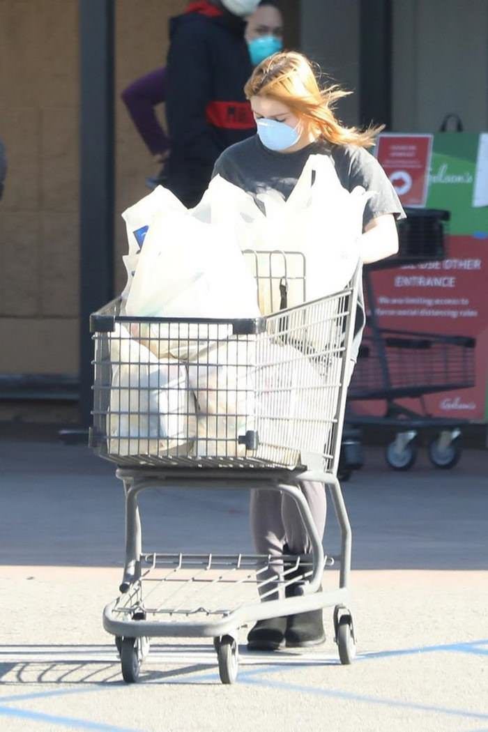 ariel winter in metallica grey t shirt shops for groceries in la 3