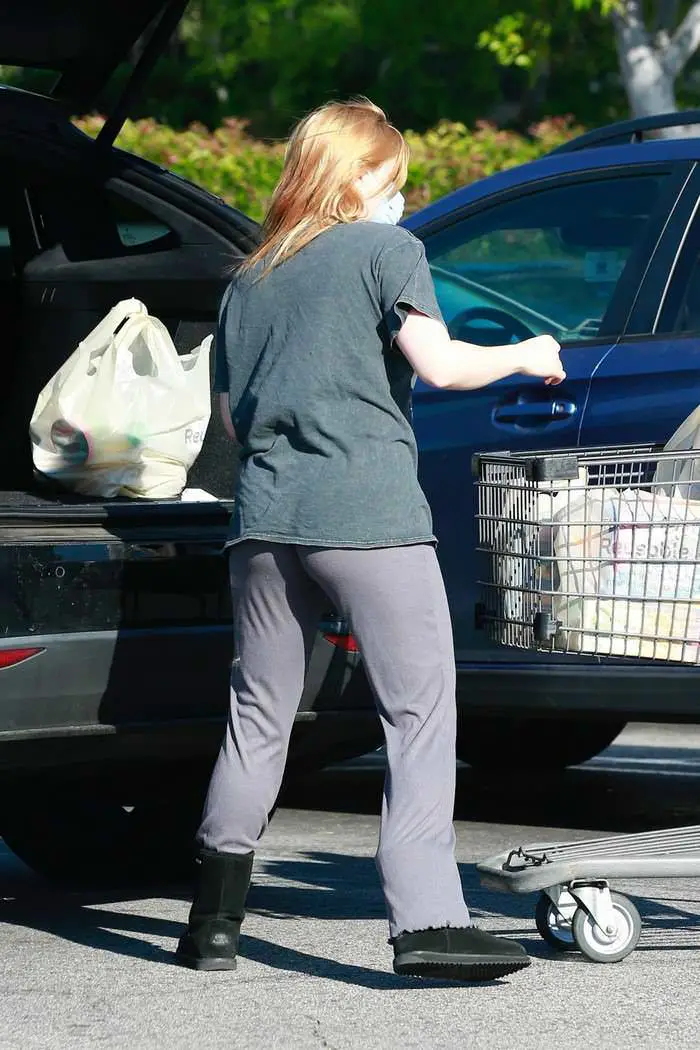 ariel winter in metallica grey t shirt shops for groceries in la 4