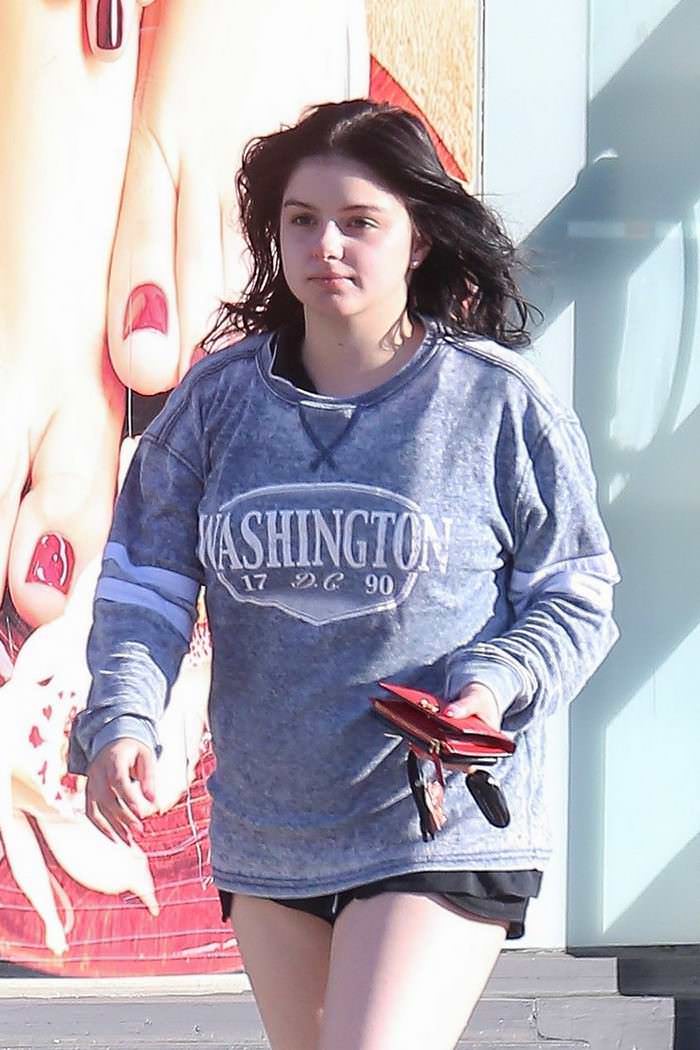 ariel winter leggy in black hotpants leaving a nail salon 4