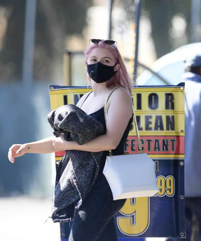 ariel winter rocks a tight jumpsuit and sports cotton candy pink hair 2